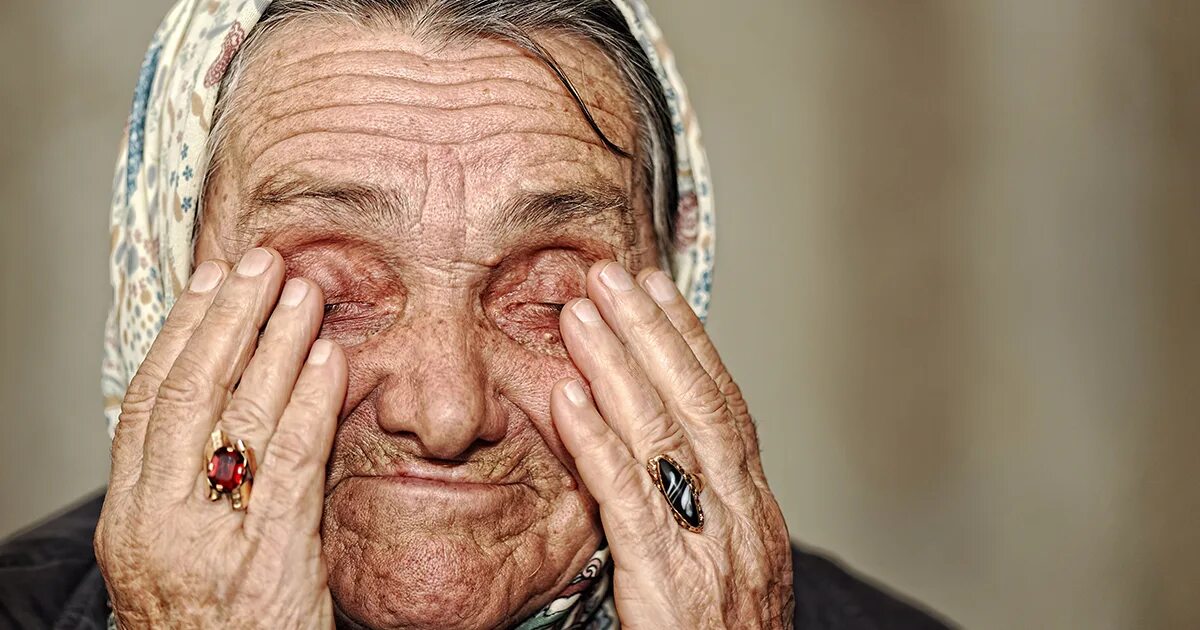 Старушка смеется. Бабушка а ничего нет. Ничего бабки. Старушка в аптеке. Бабушкам ничего.