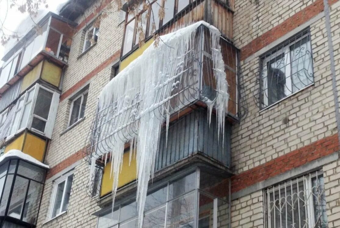 Балкон кто несет ответственность. Сосульки на балконе. сосульки на козырьках балкона. наледь на балконе. сосульки на крыше балкона.