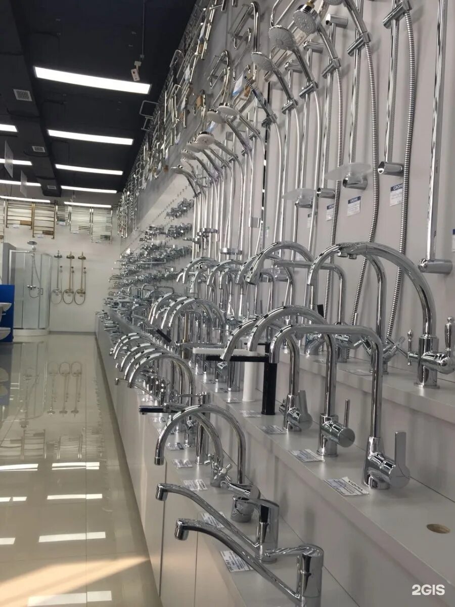 самый большой шоу рум сантехники. магазин сантехники выставочный зал. большой магазин сантехники. самые большие магазины сантехники москва. крупный сантехнический магазин.