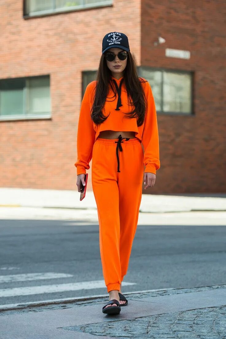 Оранжевый костюм женский. Оранжевый брючный костюм. Оранжевый спортивный костюм женский.