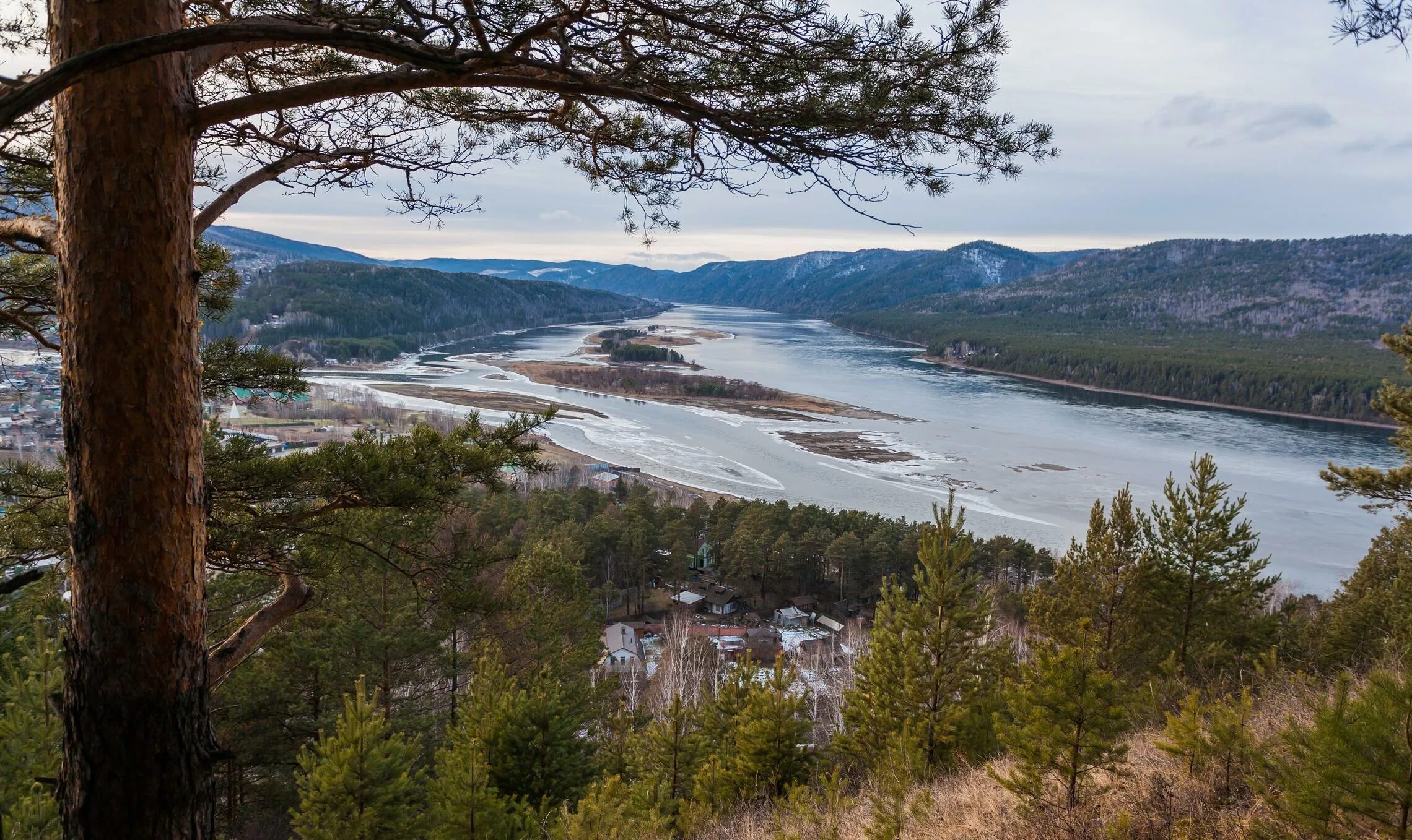 Погоду енисей осинского иркутской. Река енисей. верхний енисей. енисей река осень. река енисей осенью.