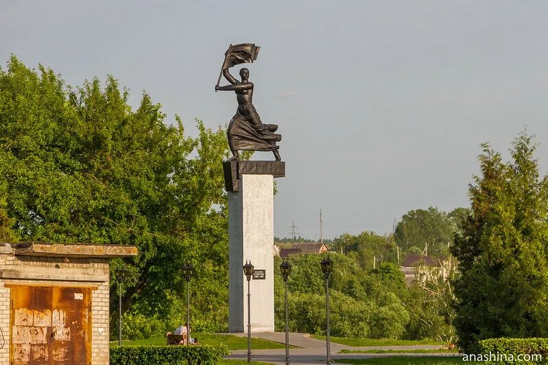 Памятники александровка. Александровка памятники. Александровский памятник на вокзале. Монумент «Республика».