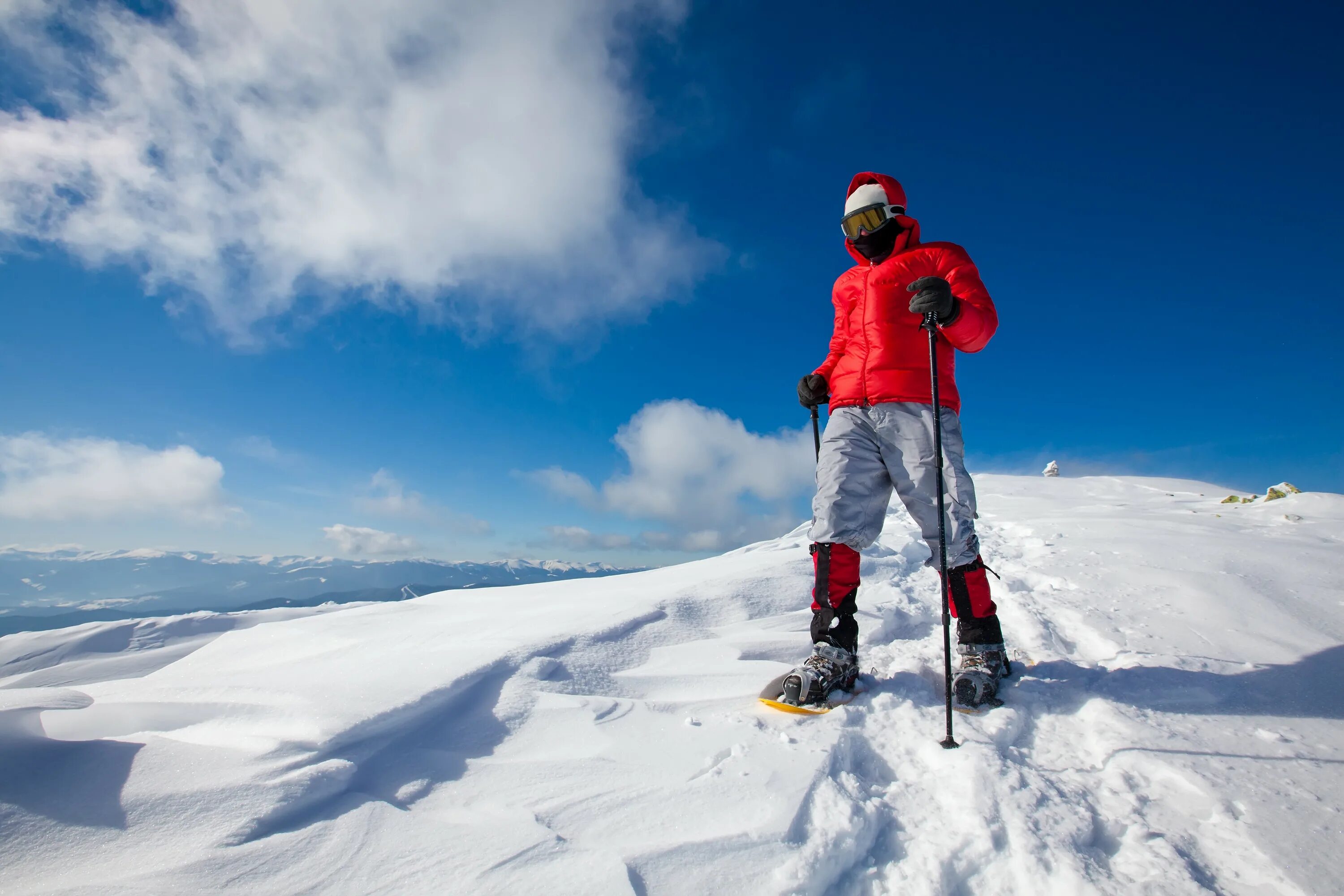Зимний спорт. Человек на лыжах. Мужчина в горах зимой. Прогулка в горах зимой.