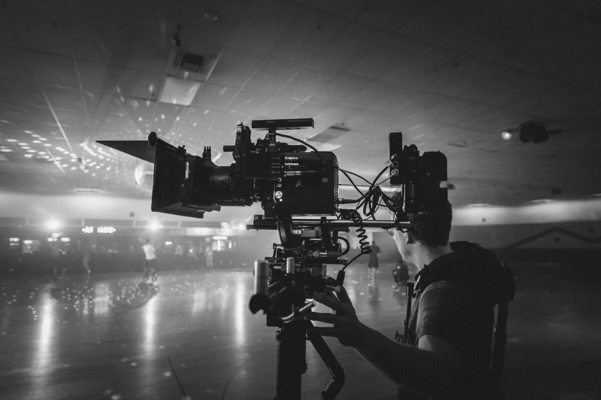 Аппаратура для киносъемки. Видеосъемка клипа. Съемочная площадка. Профессиональная студия видеозаписи. Оборудование киностудии.