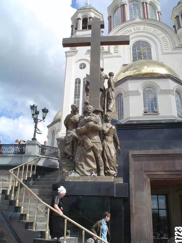 Храм храм на крови екатеринбург. Храм на крови екатеринбург комната расстрела. Храм на крови екатеринбург нижний храм. Храм на крови памятник царской семьи. Храм царской семьи в екатеринбурге.
