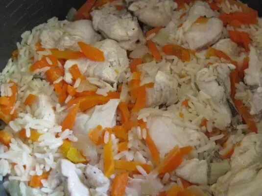 Рис в мультиварке с луком и морковью. Рис с луком и морковью в мультиварке. индейка с рисом в духовке. плов с индейкой в мультиварке. рис с овощами в мультиварке.
