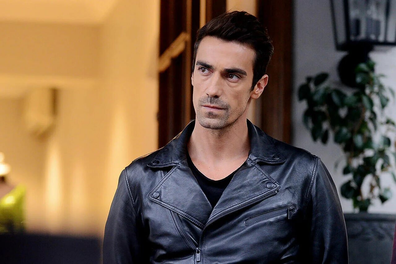 Black ask. Фериде и кямран помолвка. Black ask. Аскинг александрия блэк. Black ask.