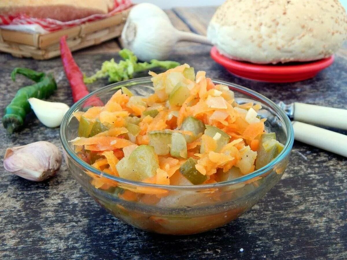 Рецепт капуста кабачок помидор. Капуста по корейски. салат с картофелем и кабачками. квашеная капуста с кабачками. салат морковка кабачок капуста.