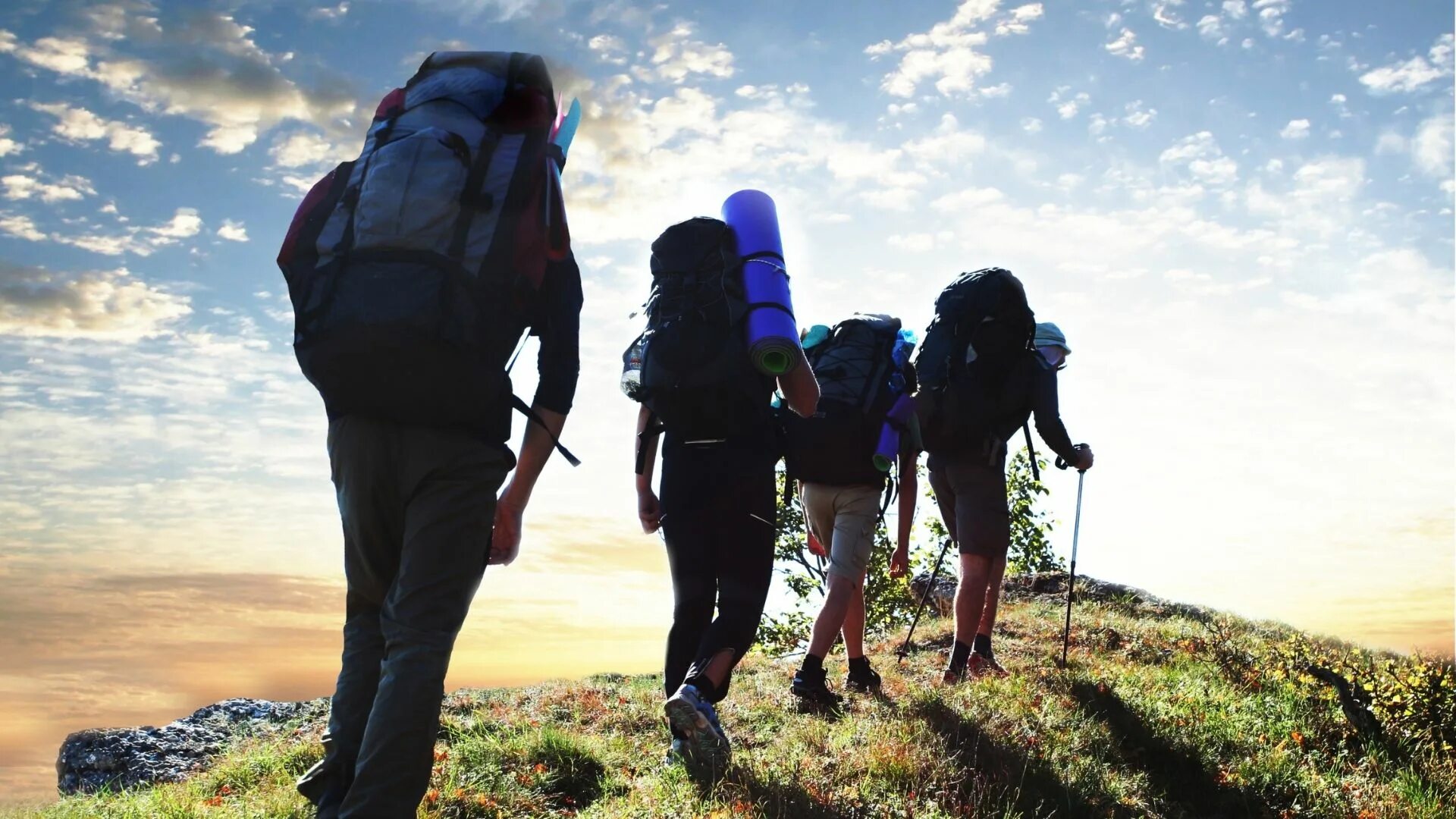 Student adventures. Туристический поход. Рюкзак путешественника. Пешеходный туризм. Туристы в походе.