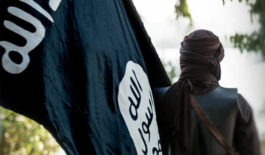 Фото террористов на фоне флага игил. Флаг ИГИЛ. Флаг Исламского государства. Повязка ИГИЛ. Флаг террористов.