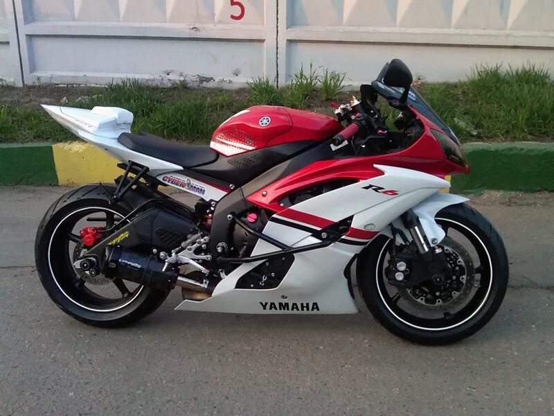 Красно белый мотоцикл. Yamaha r6 2010. Yamaha r6 красная. Yamaha YZF r6 2007. Ямаха р6 2000 года.