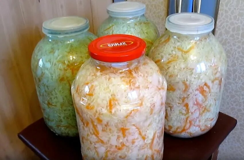 Квашение капусты в банки на зиму. Капуста квашеная 3л. капуста в рассоле на зиму. соленая капуста в банках. капуста квашеная рубленая.