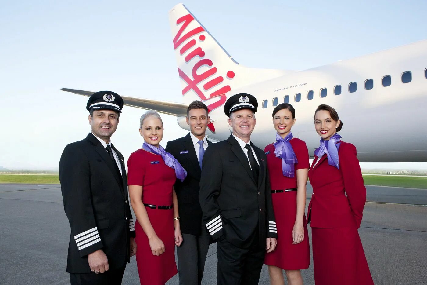 Канал авиакомпания. Авиакомпания qantas стюардессы. вирджин эйрлайнс стюардессы. virgin airlines форма стюардесс. эмирейтс бортпроводники.