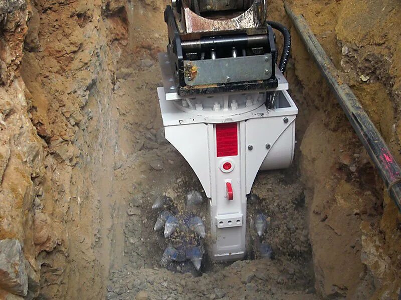 Фото и название скальных грунтовых. Гусеничный экскаватор гидромолот. Взрывной способ разработки грунта. Гидроклин на экскаватор погрузчик. Фреза роторная delta tf600.