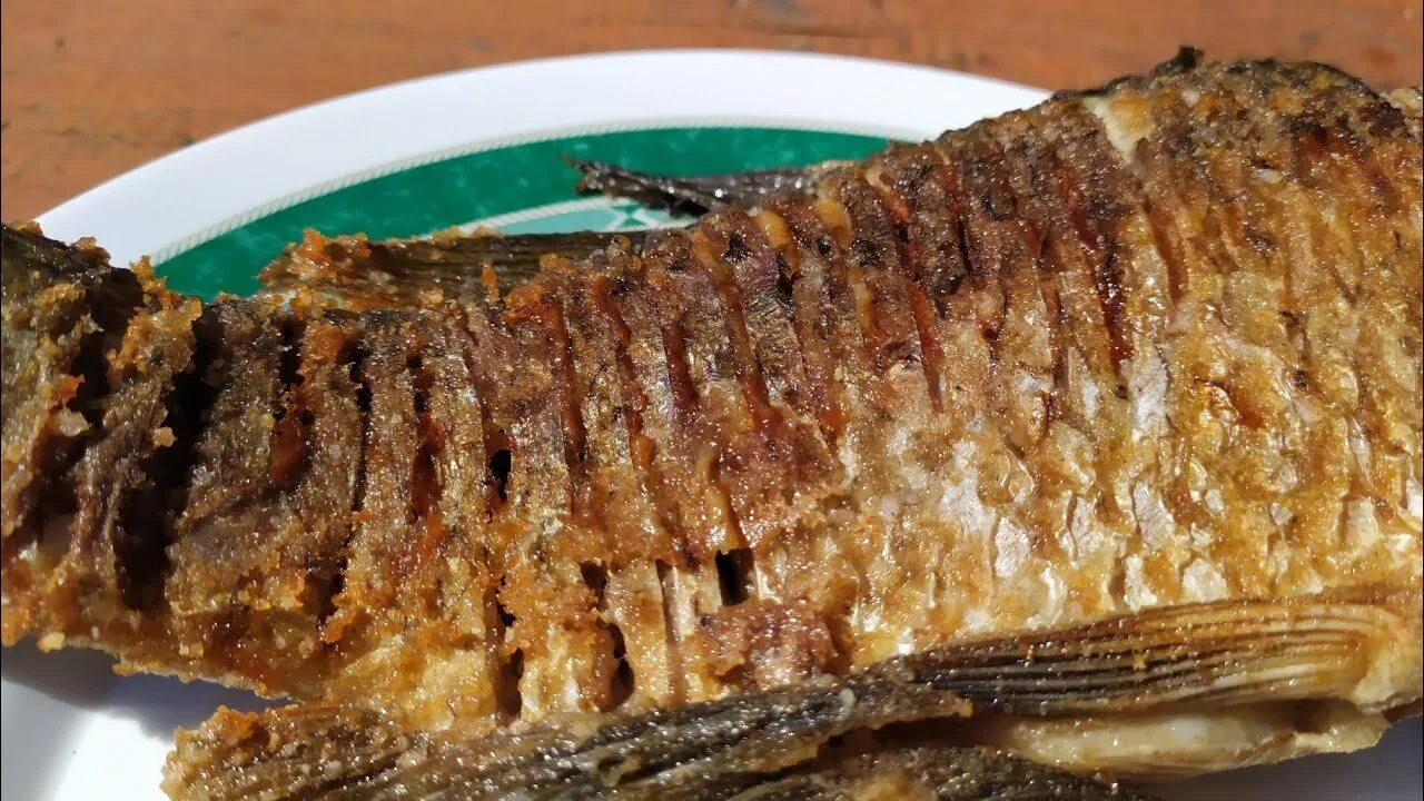 Карась жаренный на сковородке. Жареные караси на мангале. Жареный карась без костей. Жареный карась без костей. Караси жареные на сковороде без костей.