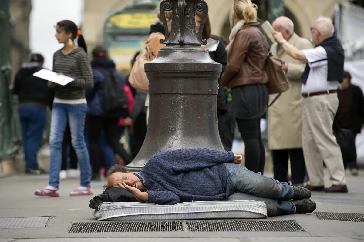 Бедность франции. Бедность франции. Бедная франция. Арабские беженцы в европе. Пенсионеры сша в мусорных баках.