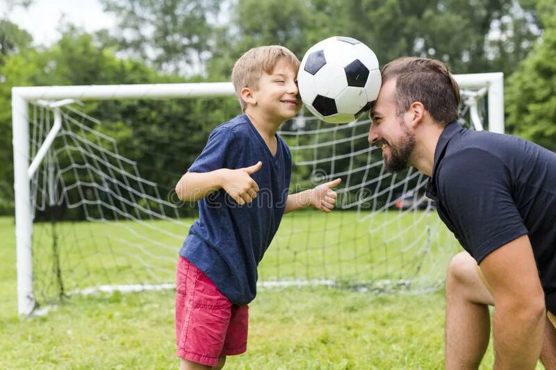 Папа играет в футбол. Фотосессия сын футбол. Папа и сын футбол. Футбол с сыном. Ребенок и папа футбол.