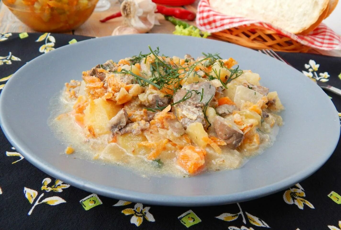 Печень в сметане с морковкой. Печень в сметане с луком и морковью. печёнка в сметане с луком и морковью. тушёная куриная печень с луком и морковью в сметане. печень тушеная в сметане с луком и морковью.