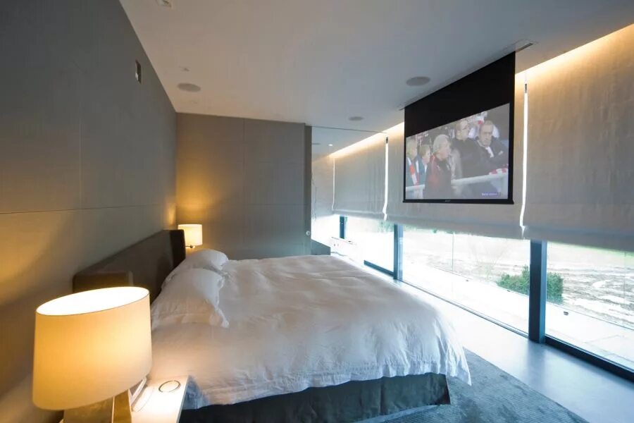 Телевизор перед кроватью. Телевизор в спальне. Проектор в спальне. Телевизор на потолке в спальне. Проектор в интерьере спальни.