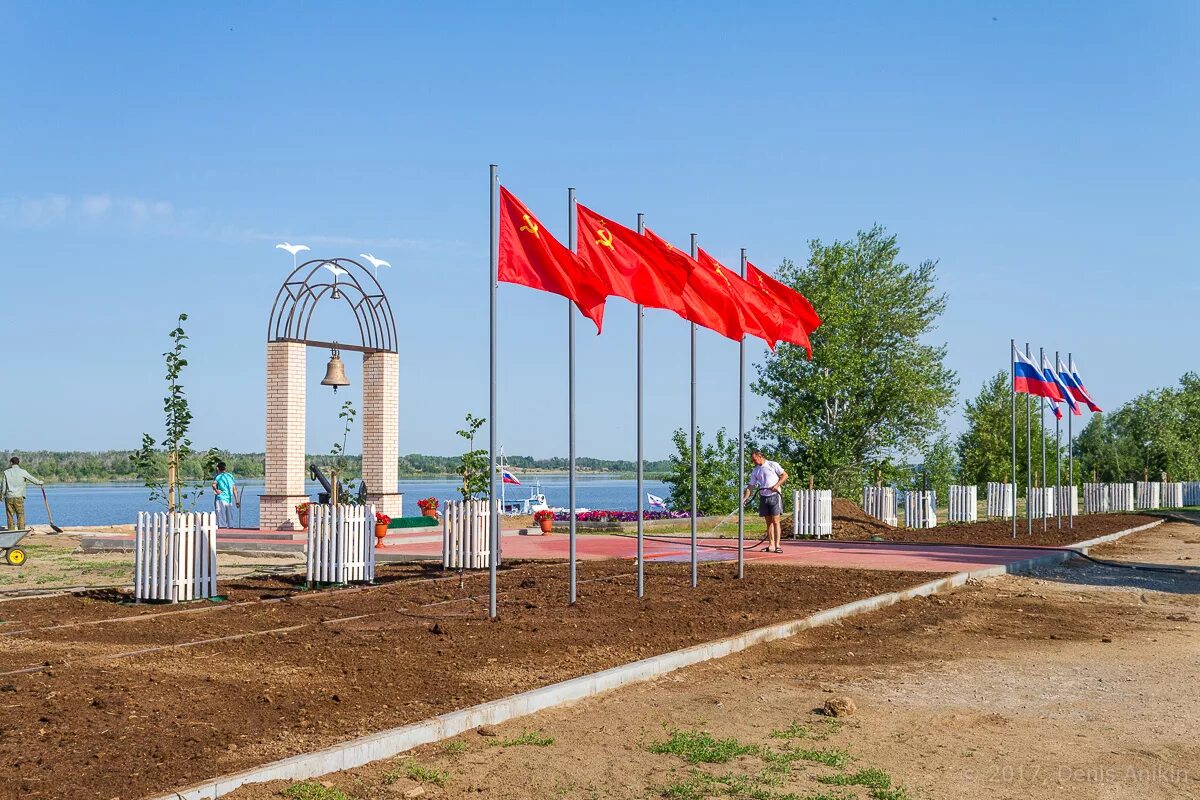 Ахтубинск памятник Волжским речникам. Ахтубинск набережная. Петропавловка Ахтубинск Астраханская область. Ахтубинск Астраханская область набережная. Погода на неделю ахтубинске астраханской