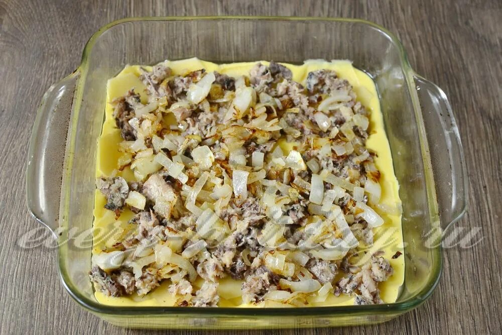 Рецепт картошки с сайрой в духовке. Картошка с мясом в духовке в стеклянной посуде. картошка с мясом в духовке в стеклянной форме. картошка в стеклянной посуде в духовке. блюда в стеклянной форме для запекания в духовке.