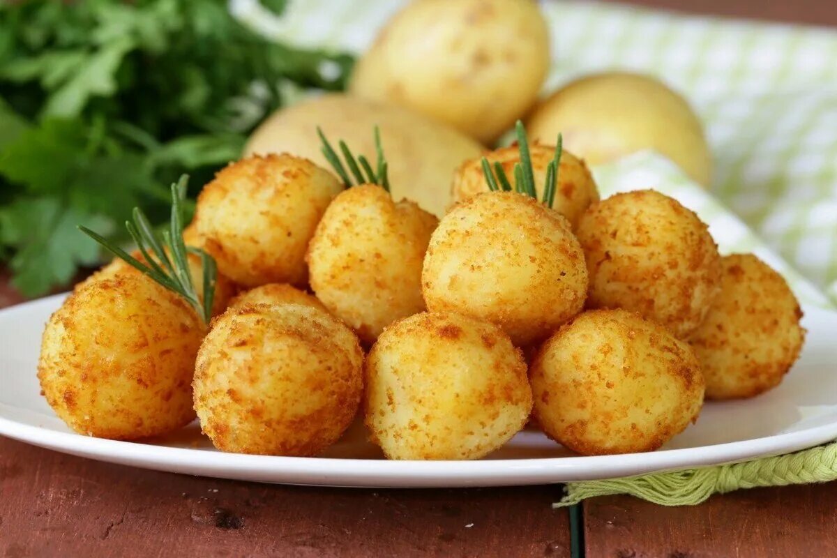 Блюда приготовленные из сыра. Картофельные шарики крокеты. Картофельно сырные шарики. Крокеты картофельные во фритюре. Картофельные шарики с сыром.