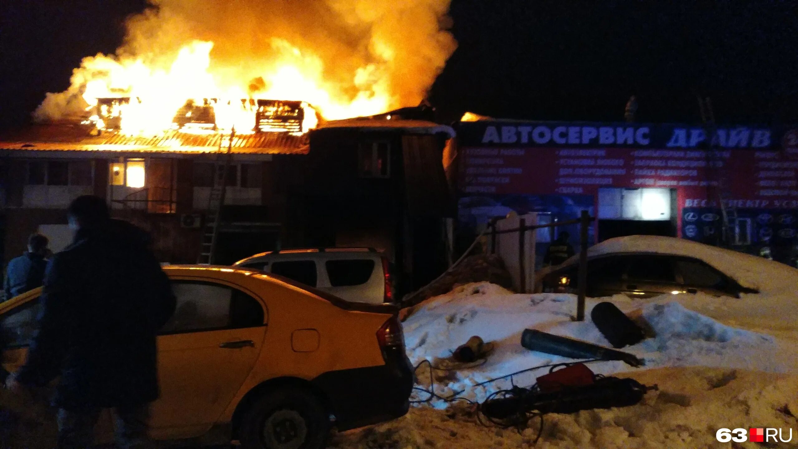 пожарные ижевска. пожар ночью. горит ижевск. пожар в ижевске сегодня. сгорел автобус сегодня в ижевске.