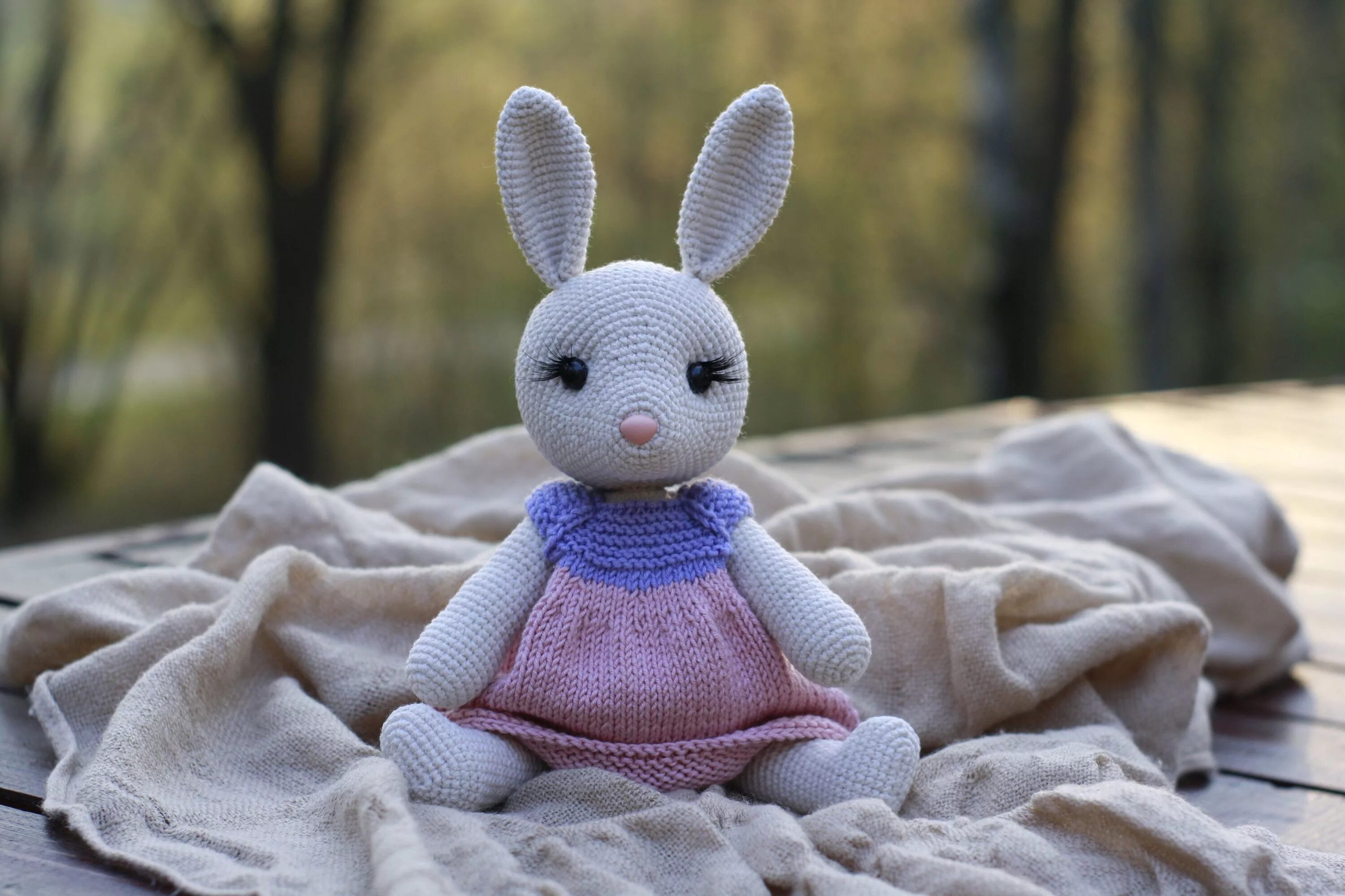Игрушка зайчик спицами. Зайчик крючком. Интересные вязаные игрушки. Вязаные игрушки зайки спицами. Зайка джулии уильямс.