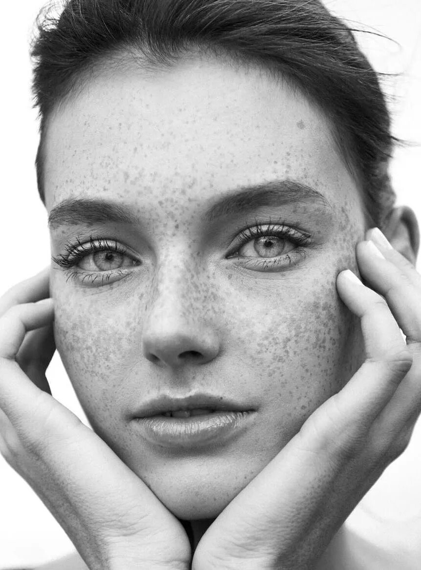 Freckles перевод. Майя Хоук веснушки. Девушка с веснушками. Лицо. Лицо девушки.