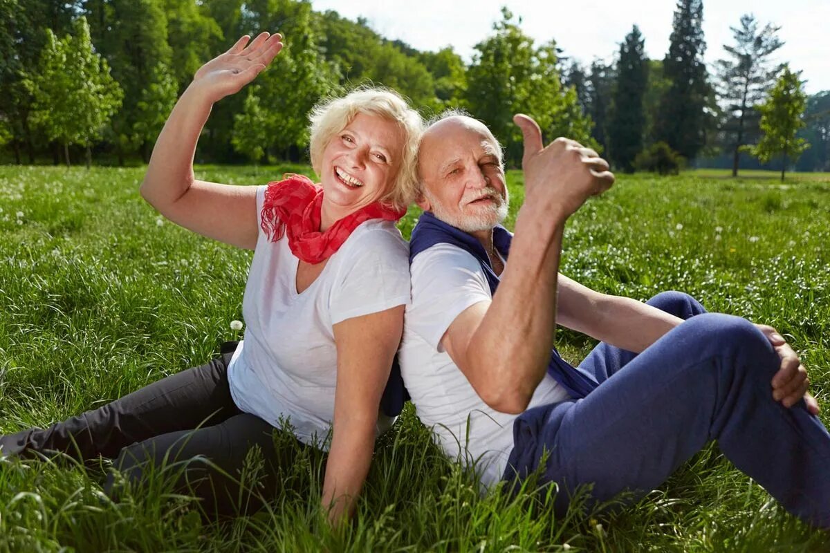 Пожилые люди в России. Счастливые пенсионеры. Счастливые пожилые люди. Пожилые люди отдыхают. Девушка с пожилым русское