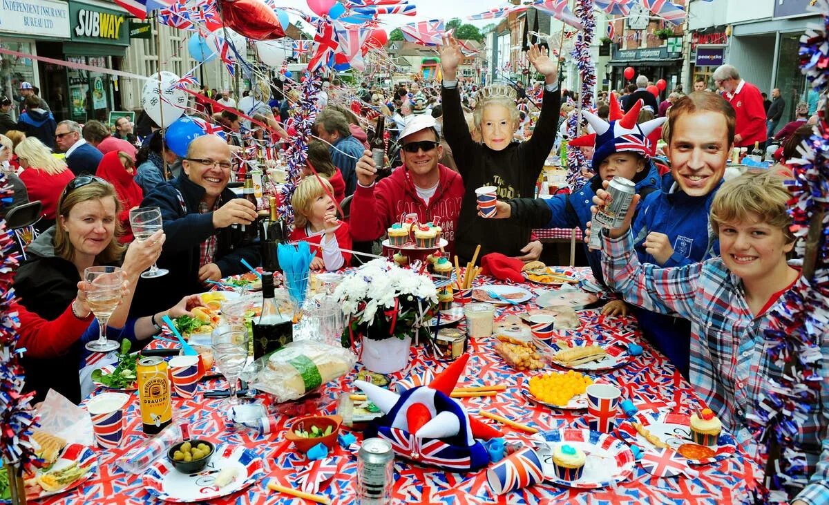Birthday in Britain. Birthday Party in Britain. Обед на лондонской вечеринке. Street Party.