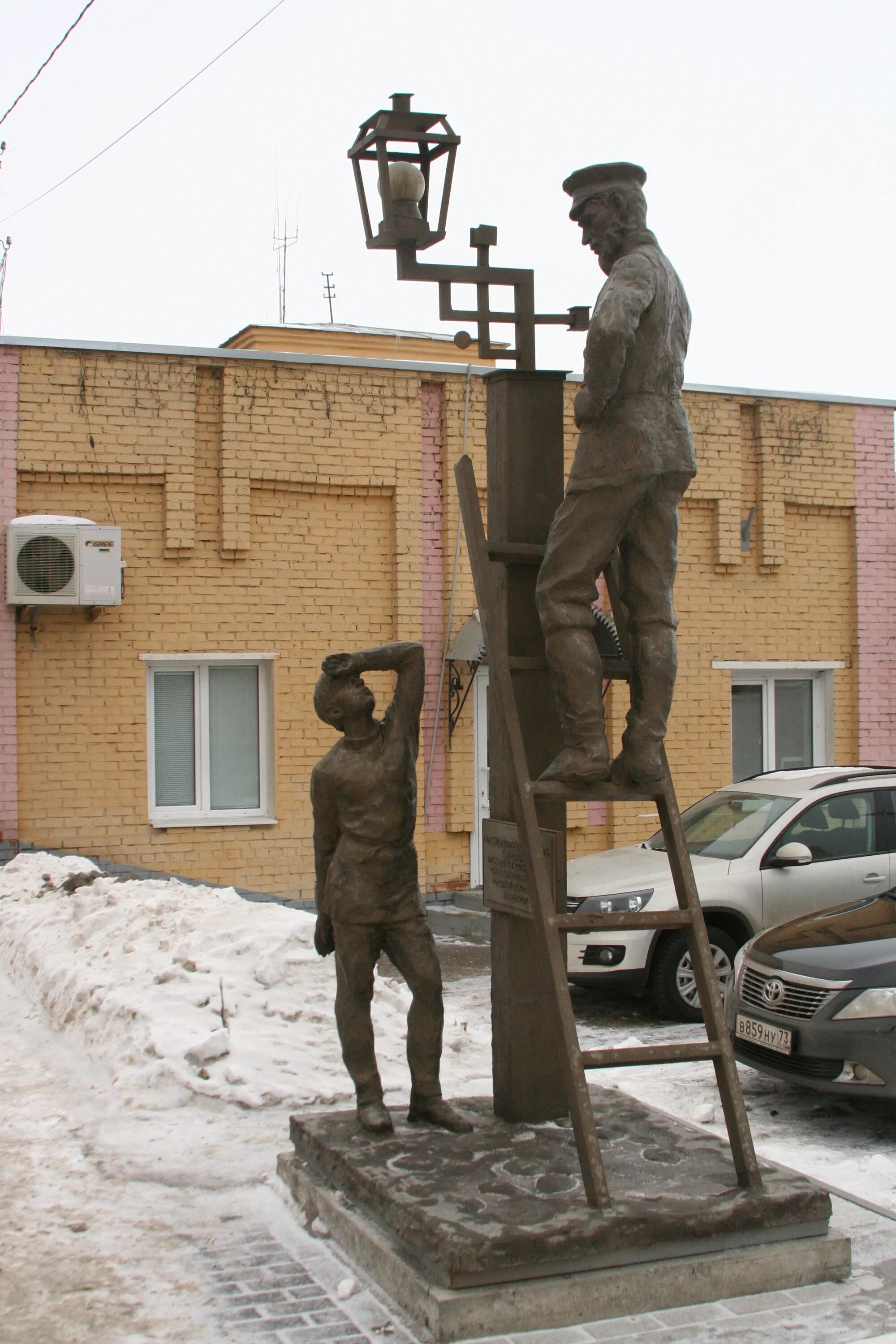 Ульяновские электросети. Памятник фонарщику Ульяновск. Памятник электромонтёру Великий Новгород. Памятник первый электрический фонарь в Ульяновске. Памятник первому электрическому фонарю в Ульяновске.