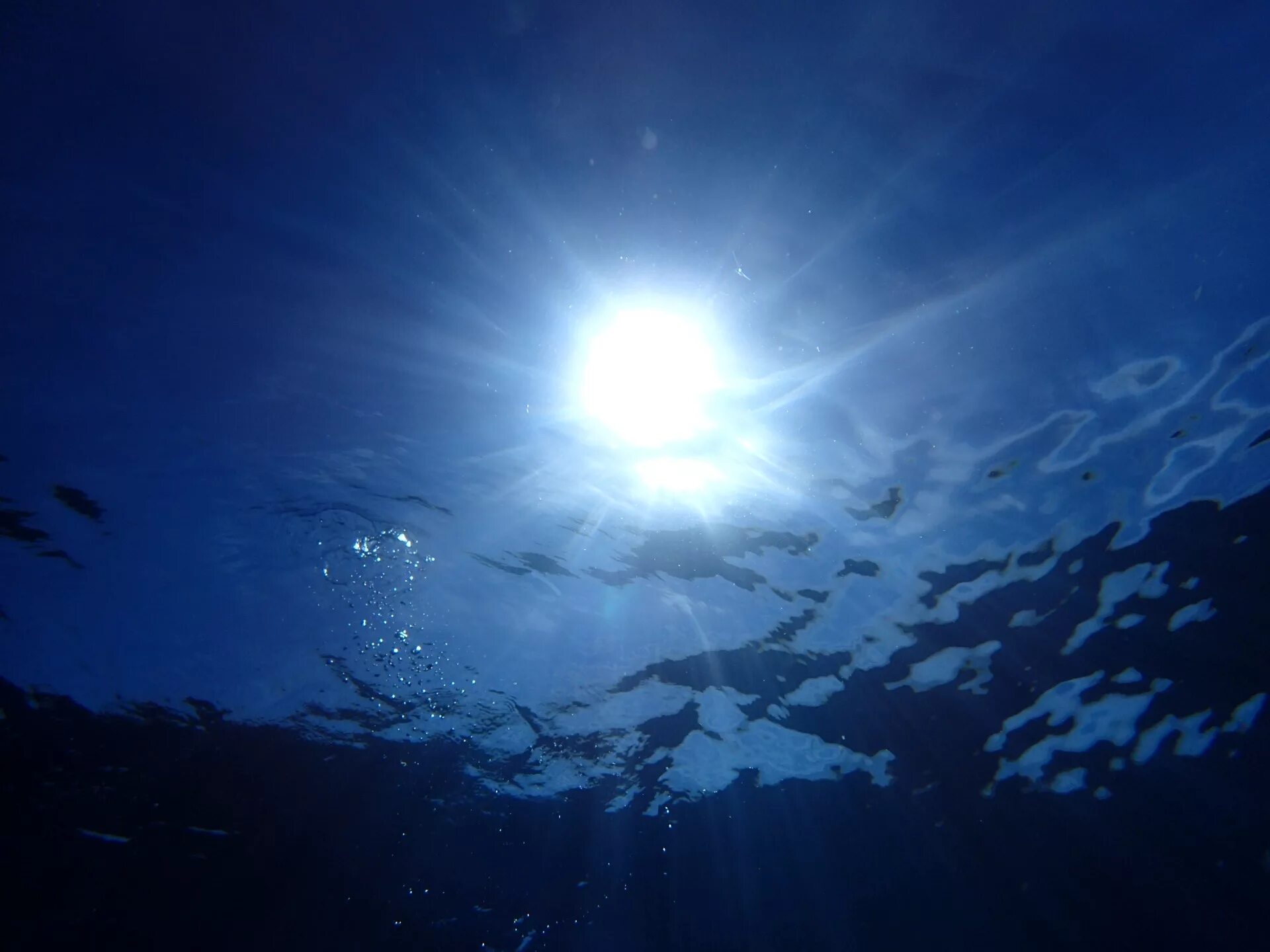 Солнце под водой. Свет под водой. Океаны. Глубина. Солнце из под воды. Наличие света в воде