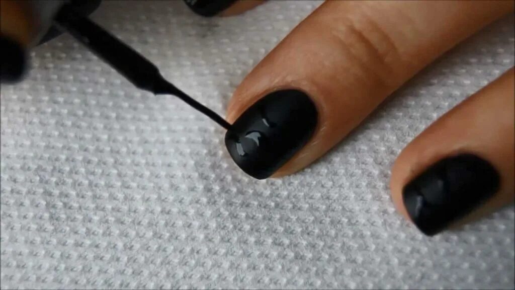 Лак для ногтей матовый обычный. Маникюр со скотчем идеи. Как сделать дизайн на матовых ногтях. Накрасить ногти легко и красиво. Ногти накрашенные черным лаком.
