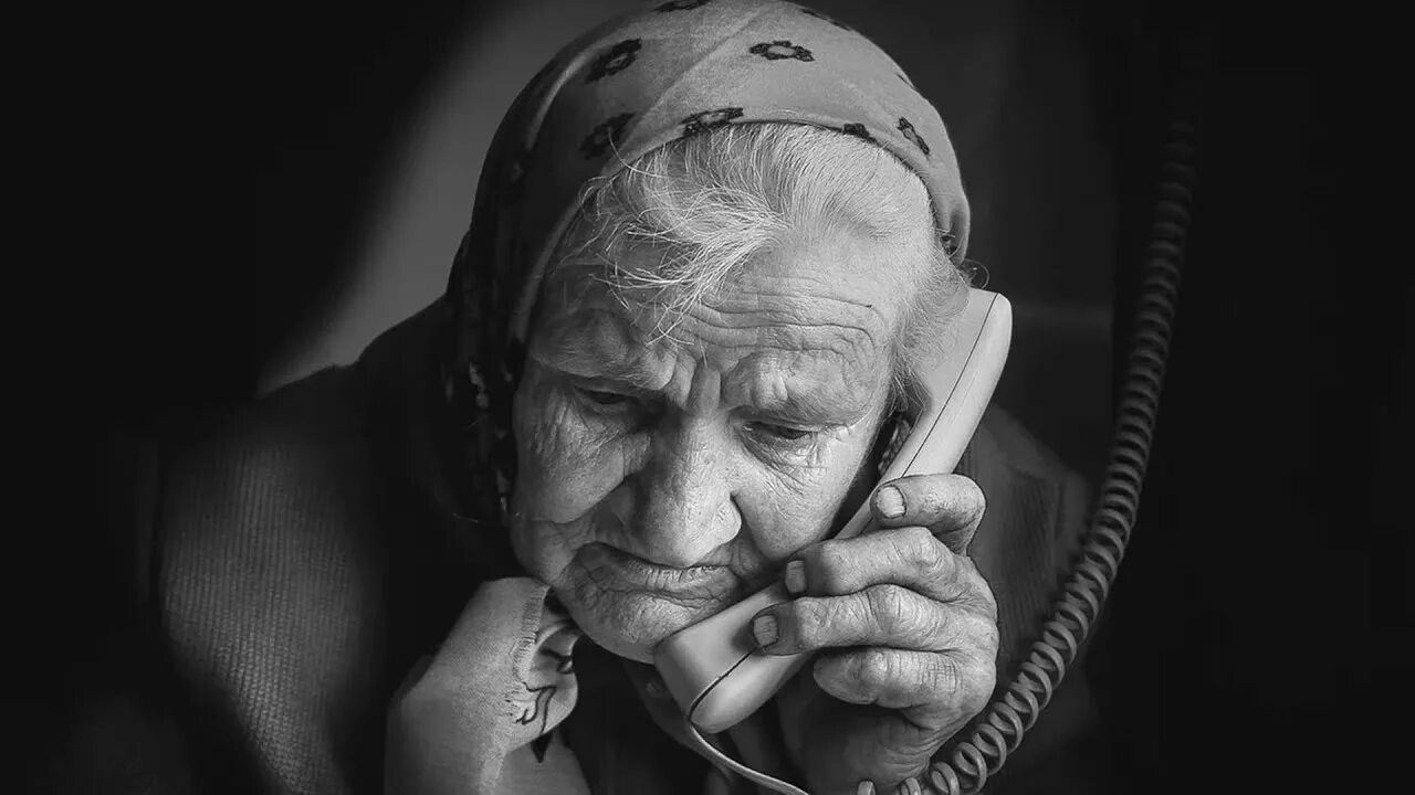 Мама звонит людям. Пожилая мама и взрослый сын. Немолодая женщина с телефоном. Грустная девушка звонит по телефону. Испуганная девушка с телефоном.