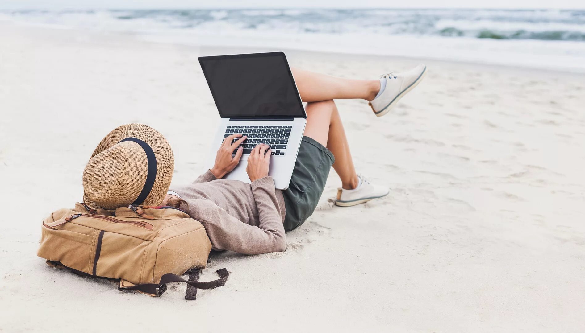 С ноутбуком на пляже. Девушка с ноутбуком на море. Работа на пляже с ноутбуком. Путешествие с ноутбуком. Ноутбук travel