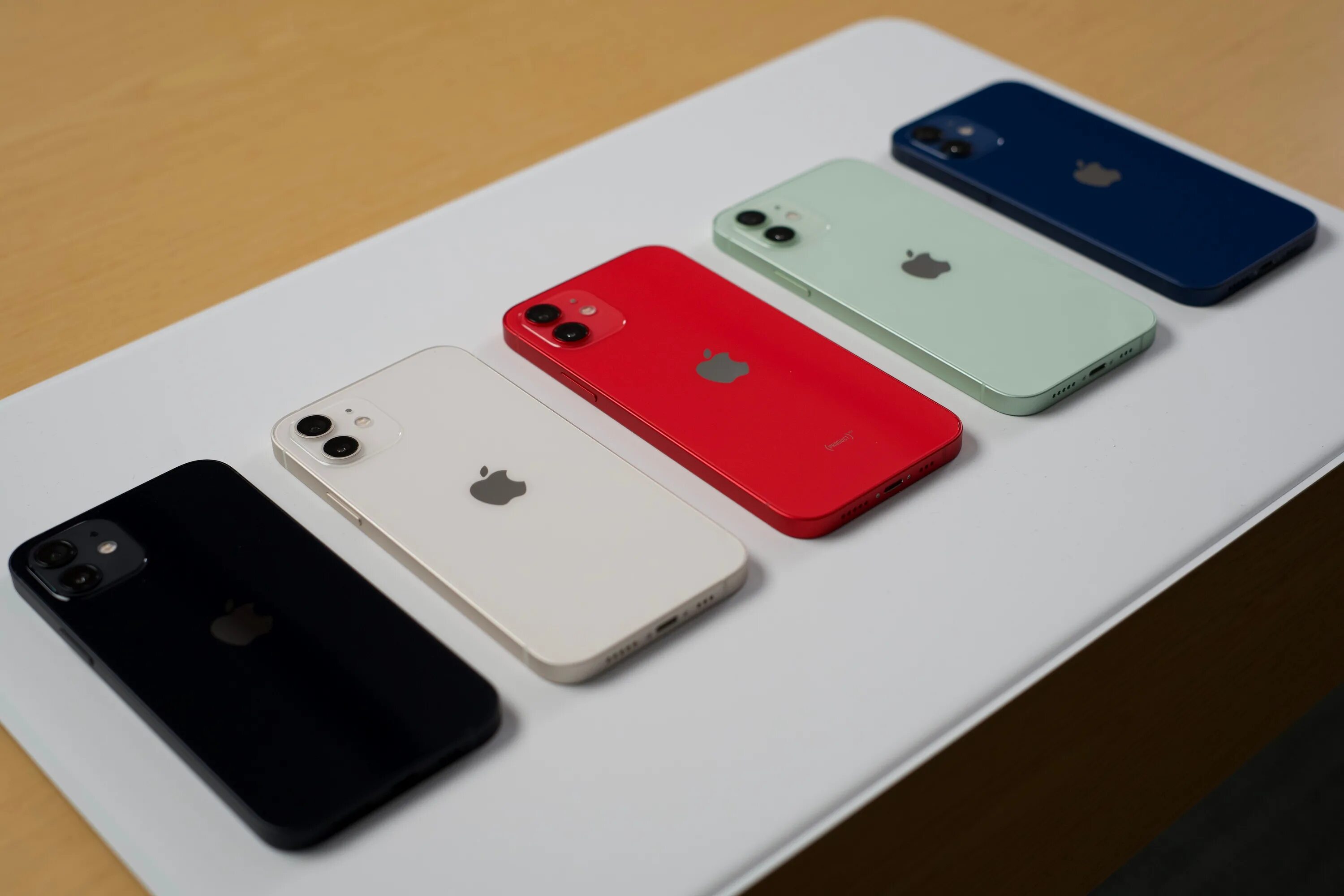 Какой цвет айфона популярный. Iphone 12 Mini all Colors. Iphone 12 Mini красный. Iphone 12 all Colours. Iphone 12 Mini цвета.