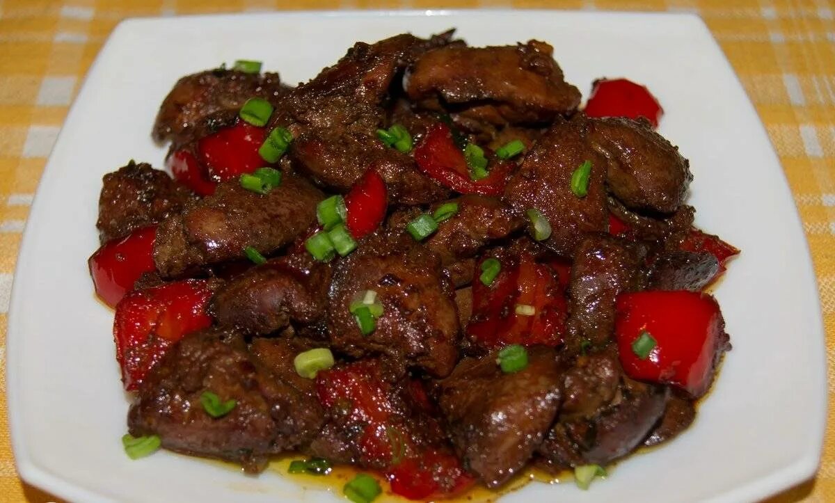 Куриная печень рецепты с фото. Приготовление куриной печени. Японские блюда из печени. Куриная печень в темном соевом соусе. Блюда из сердечек печени куриных.