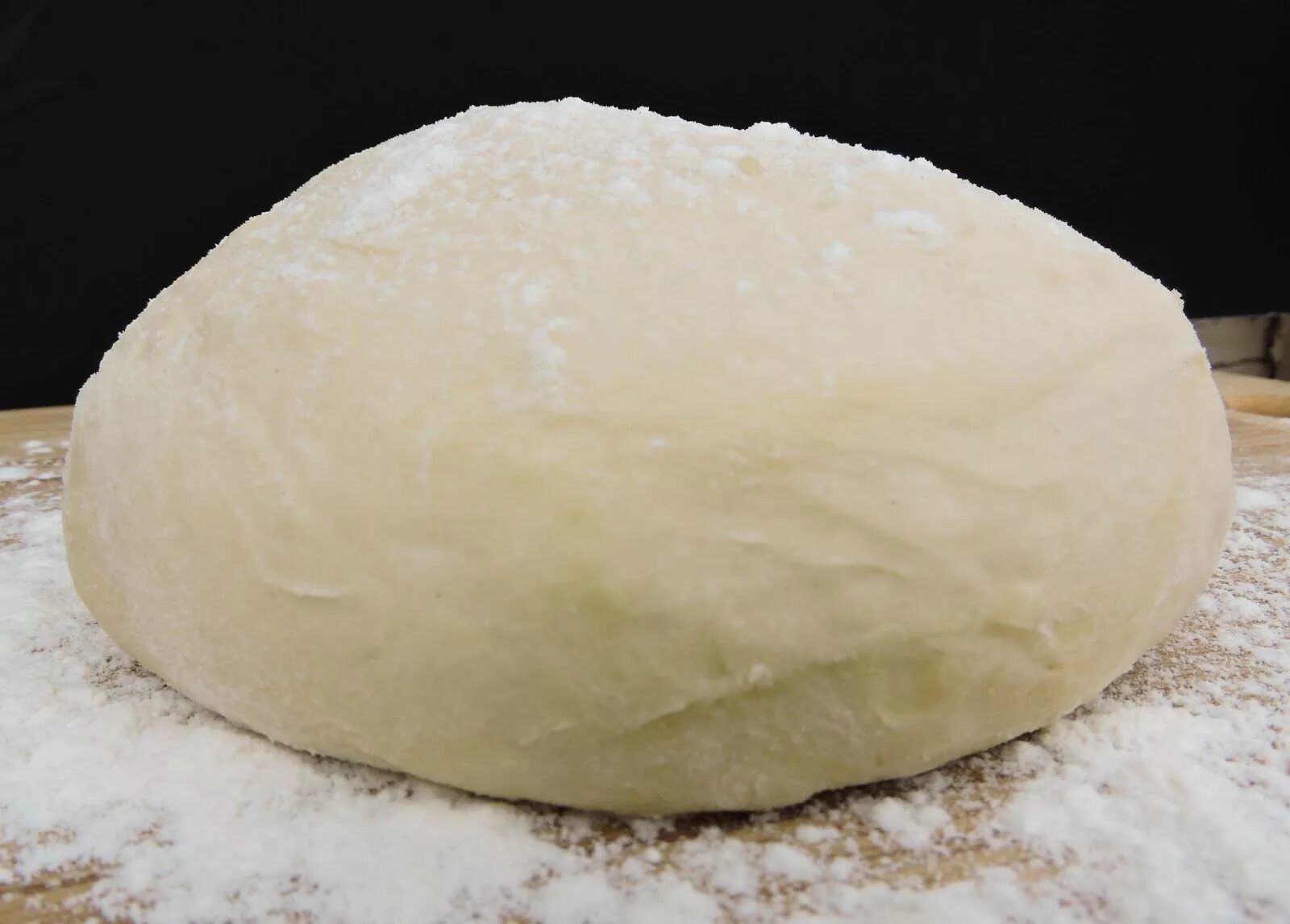 Месить тесто. Пекарь месит тесто. Тесто на молоке быстрое. Магическое тесто. Выпечка для детей.