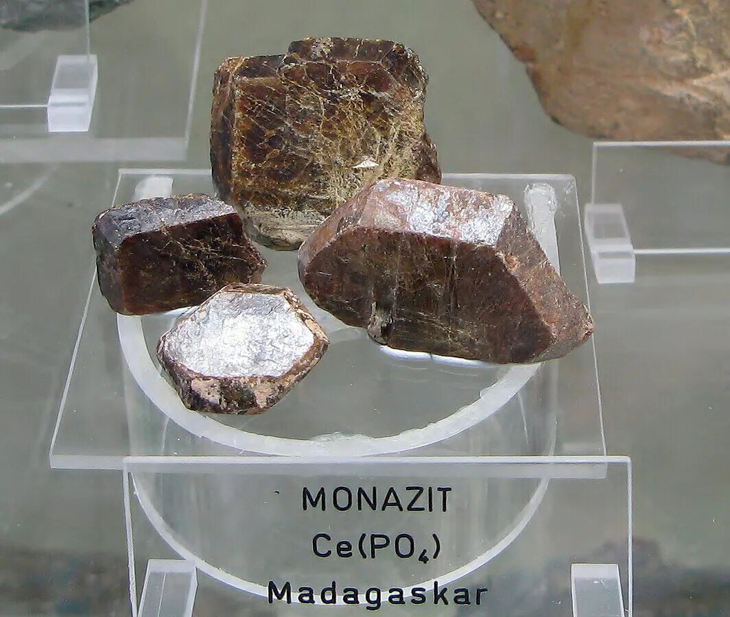 Химический элемент в минерале самарските