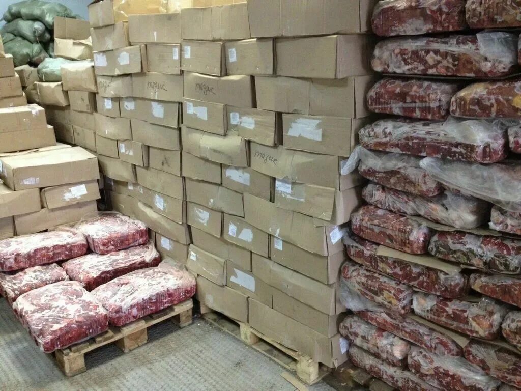 Продукты оптом от производителя. Оптовые поставщики мяса. Мясо в блоках замороженное. Хранение полуфабрикатов на складе.