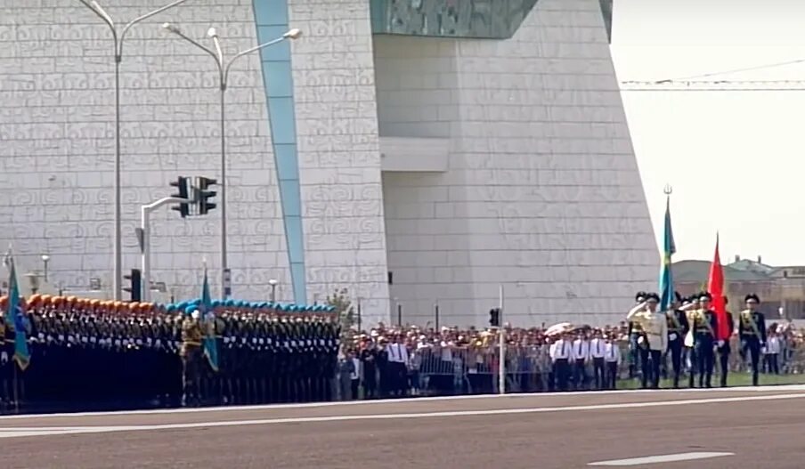 Парад в астане. Парад на площади тысячелетия в казани. Парад 1997 в астане. Парад в астане 1997г. Парад победы в казахстане.