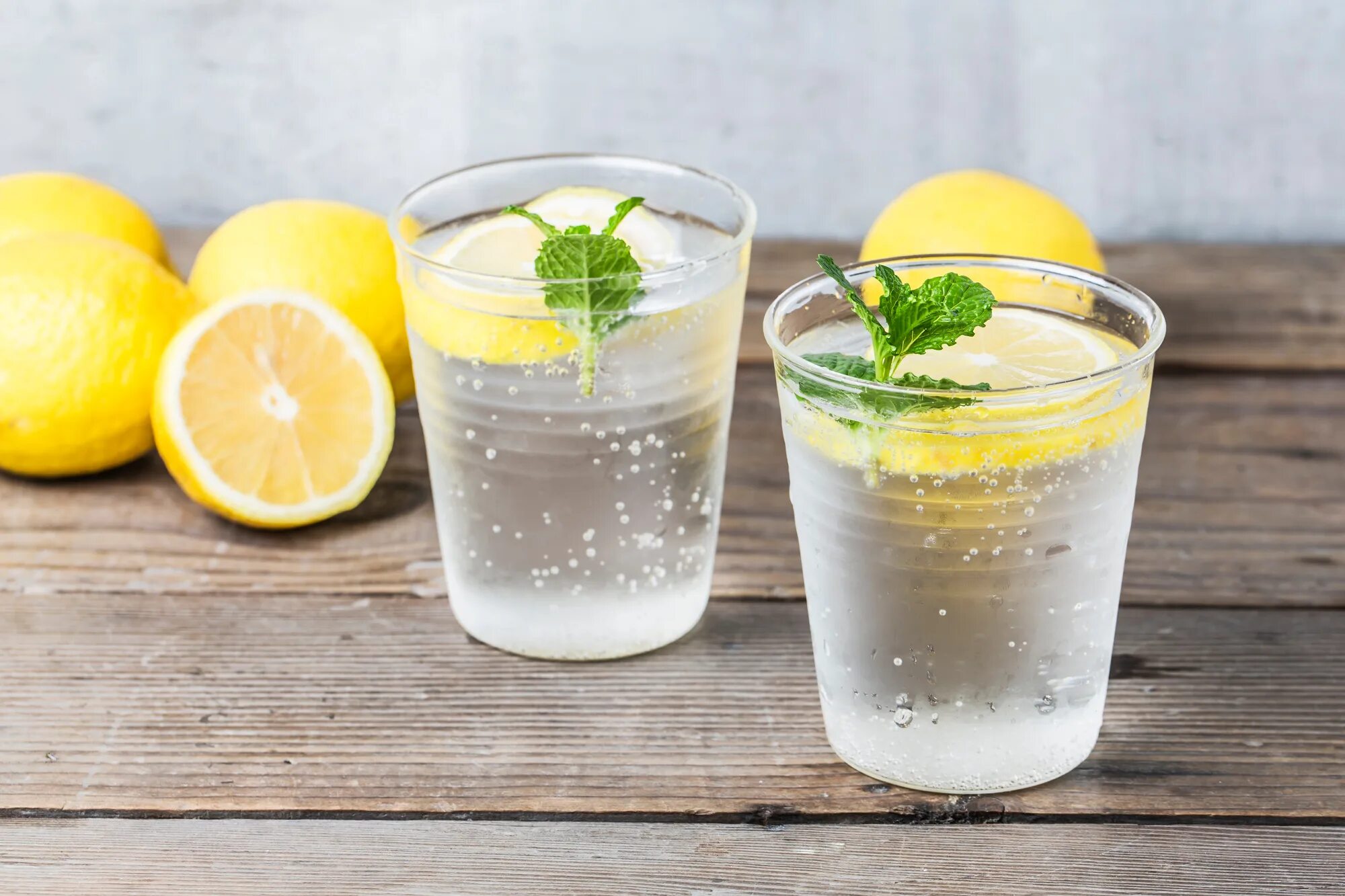 Лимонад Fresh Lemon. Soda лимонад. Вода с лимоном. Стакан воды с лимоном. В соке есть вода