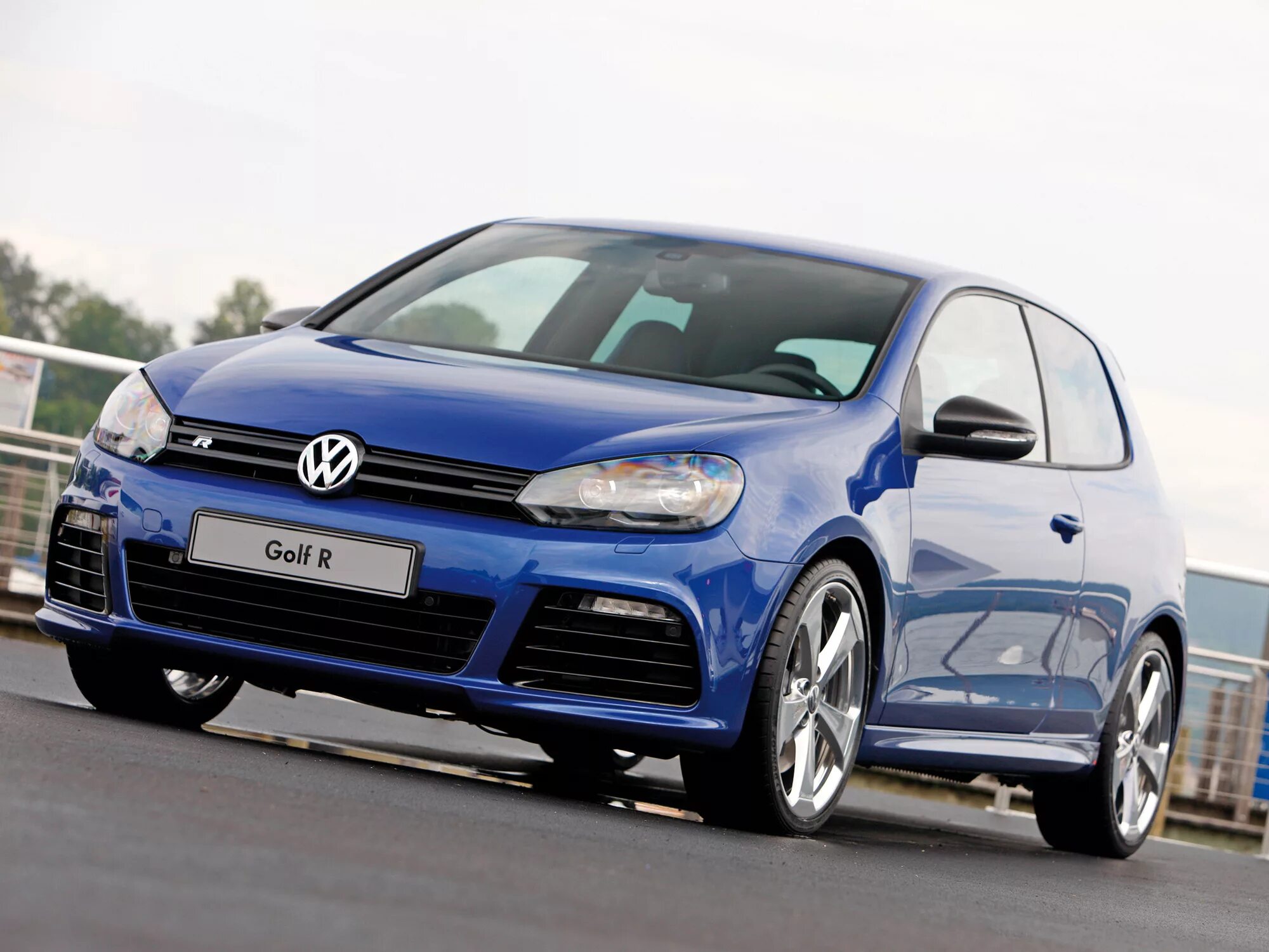 Volkswagen 6 поколение. Фольксваген гольф 6 поколения. Volkswagen Golf 6 поколения. Volkswagen Golf r 6 поколение. Фольксваген гольф r 2011.