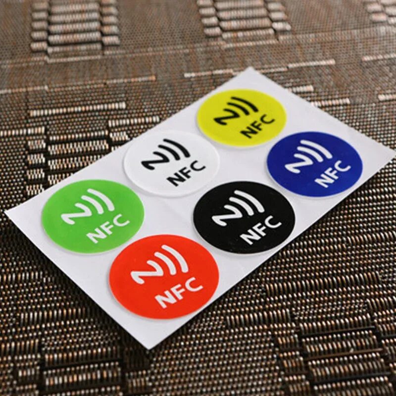 Нфс метка приложение. Nfc метка ntag213. наклейка чип nfc. платежный стикер. наклейка с nfc меткой.