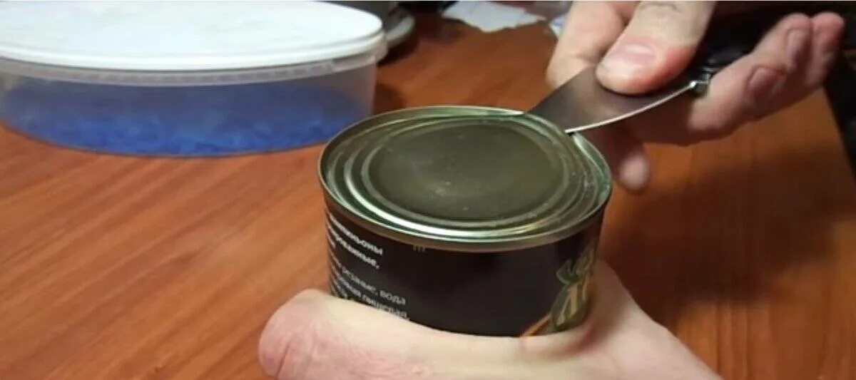 Как открыть банку консервную крышкой. Консервная банка без открывашки. склеивать консервную банку. консервная банка геншин. как открыть консервную банку без открывалки.