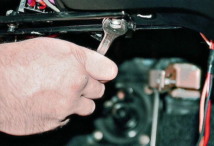 снятие торпеды газ 3110. крепления панели газ 3110. центральная консоль волга 3110. заглушка консоли газ 3110. как снять панель 3110.