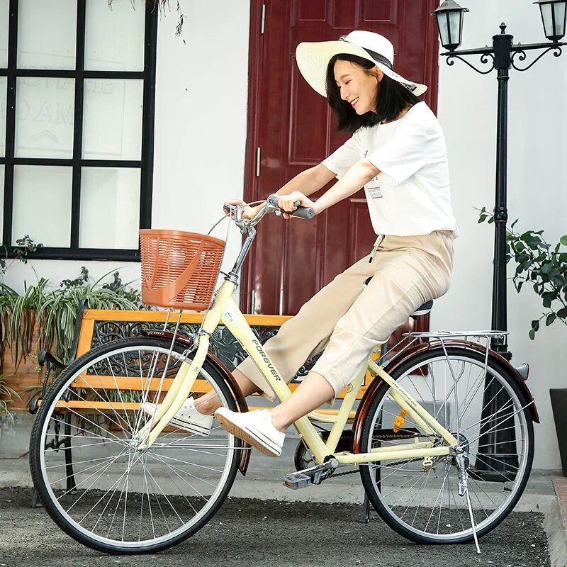 Купить жене велосипед. Красивый женский велосипед. Женщина на велосипеде. Красивый женский городской велосипед. Леди на велосипеде.