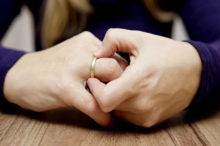 Обручальные кольца развод. Снятое обручальное кольцо. Сломанные Свадебные кольца. Кольцо после развода.