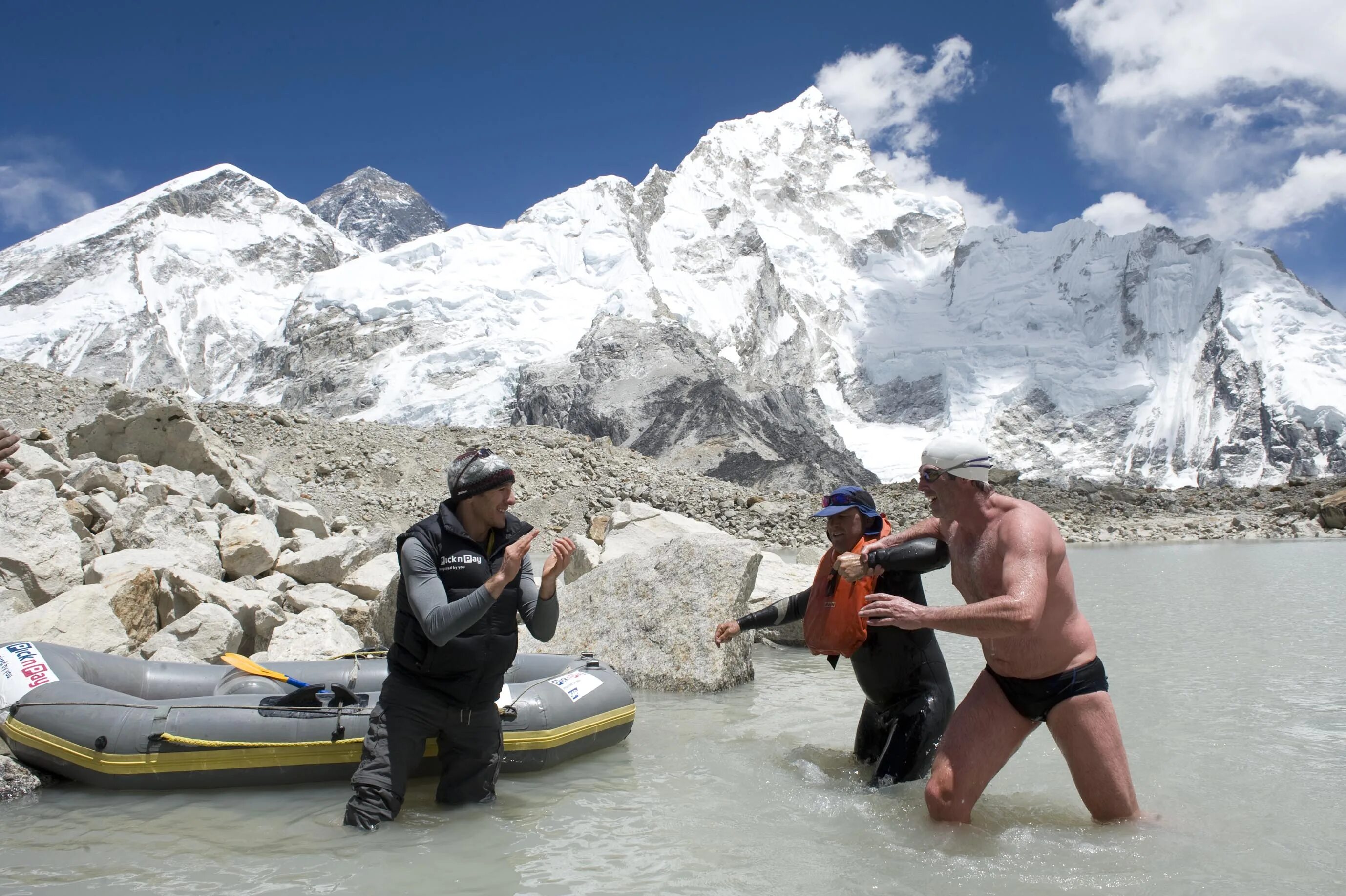 Где 2007 году совершил заплыв льюис пью. В купальниках на ледниках. Льюис ледников. Мистер зеленые ботинки Эверест.